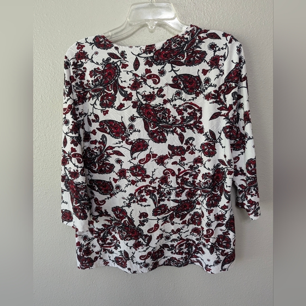 Cathy women's white with red and black paisley top size petite medium - Picture 3 of 5